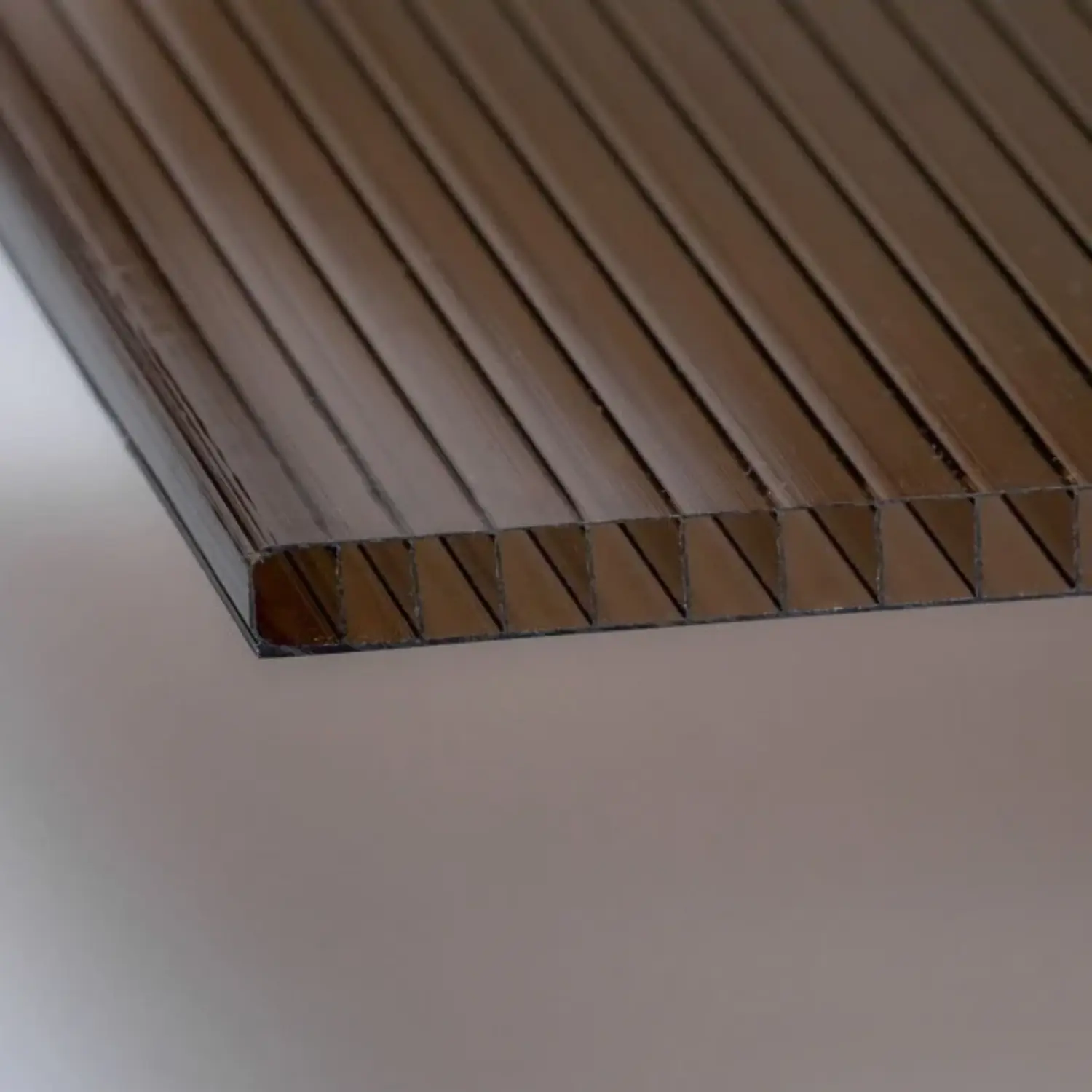Kanalinio polikarbonato plokštė 8 mm Bronzas – PolyPiù UV-atspari 1500 g/m²